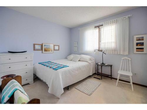 22 Mt Royal Place West, Lethbridge, AB - Indoor Photo Showing Bedroom