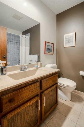 22 Mt Royal Place West, Lethbridge, AB - Indoor Photo Showing Bathroom