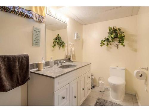 22 Mt Royal Place West, Lethbridge, AB - Indoor Photo Showing Bathroom