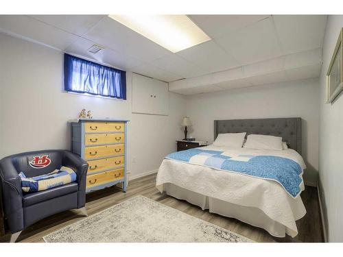 22 Mt Royal Place West, Lethbridge, AB - Indoor Photo Showing Bedroom