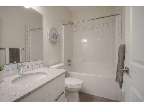 202-1940 Parkside Way, Coaldale, AB - Indoor Photo Showing Bathroom