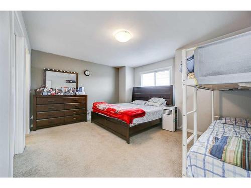 5-1220 Keystone Road West, Lethbridge, AB - Indoor Photo Showing Bedroom