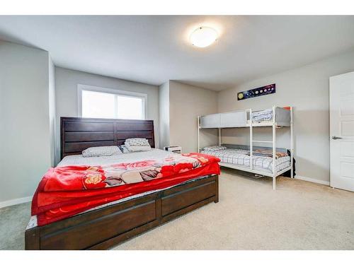 5-1220 Keystone Road West, Lethbridge, AB - Indoor Photo Showing Bedroom