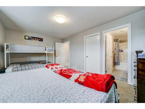 5-1220 Keystone Road West, Lethbridge, AB - Indoor Photo Showing Bedroom