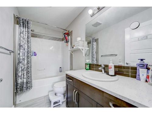 5-1220 Keystone Road West, Lethbridge, AB - Indoor Photo Showing Bathroom