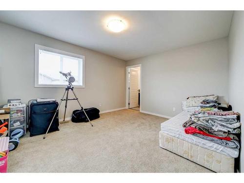 5-1220 Keystone Road West, Lethbridge, AB - Indoor Photo Showing Bedroom