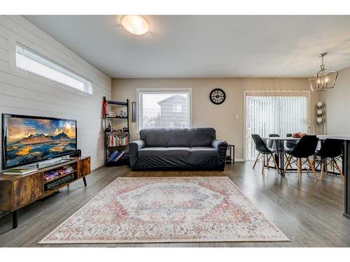 5-1220 Keystone Road West, Lethbridge, AB - Indoor Photo Showing Living Room