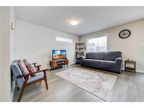 5-1220 Keystone Road West, Lethbridge, AB - Indoor Photo Showing Living Room