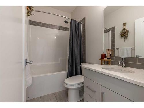 446 Bluebell Lane West, Lethbridge, AB - Indoor Photo Showing Bathroom