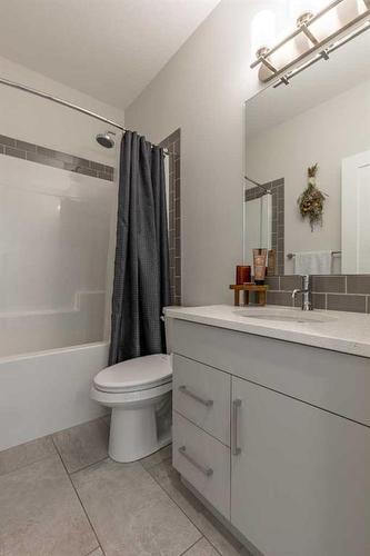 446 Bluebell Lane West, Lethbridge, AB - Indoor Photo Showing Bathroom