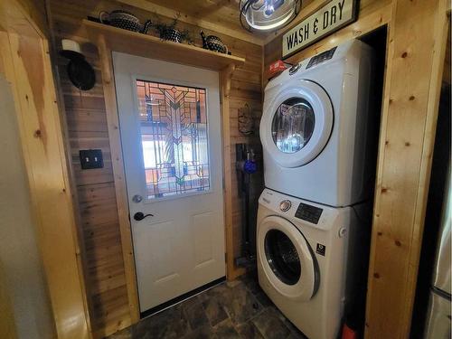 9 Mountain Vista Drive, Hill Spring, AB - Indoor Photo Showing Laundry Room