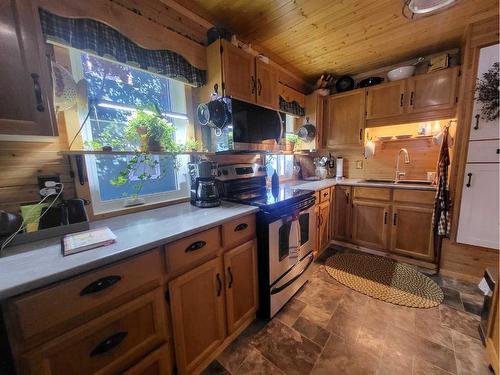 9 Mountain Vista Drive, Hill Spring, AB - Indoor Photo Showing Kitchen