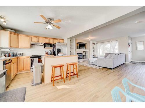 141 Peigan Court West, Lethbridge, AB - Indoor Photo Showing Kitchen