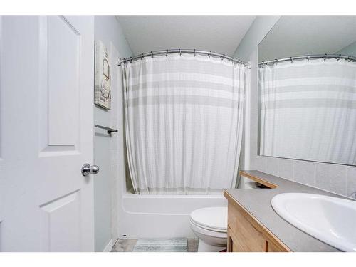 141 Peigan Court West, Lethbridge, AB - Indoor Photo Showing Bathroom