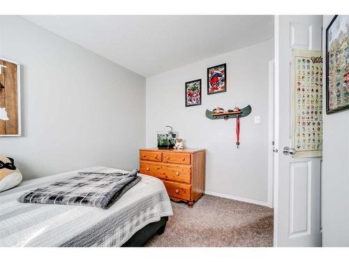 141 Peigan Court West, Lethbridge, AB - Indoor Photo Showing Bedroom