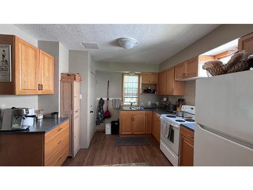 632 21 Street South, Lethbridge, AB - Indoor Photo Showing Kitchen With Double Sink