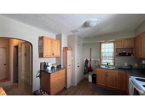 632 21 Street South, Lethbridge, AB - Indoor Photo Showing Kitchen With Double Sink