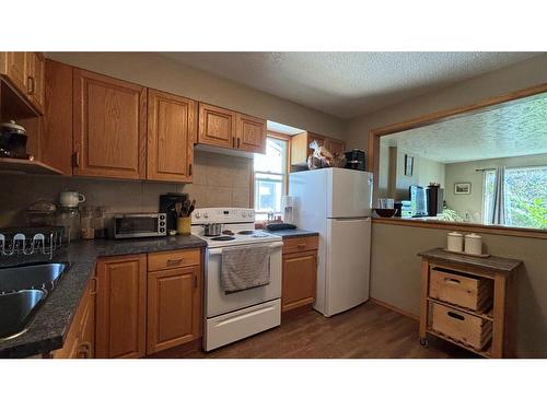 632 21 Street South, Lethbridge, AB - Indoor Photo Showing Kitchen With Double Sink