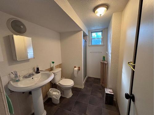 632 21 Street South, Lethbridge, AB - Indoor Photo Showing Bathroom