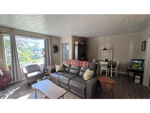 632 21 Street South, Lethbridge, AB - Indoor Photo Showing Living Room