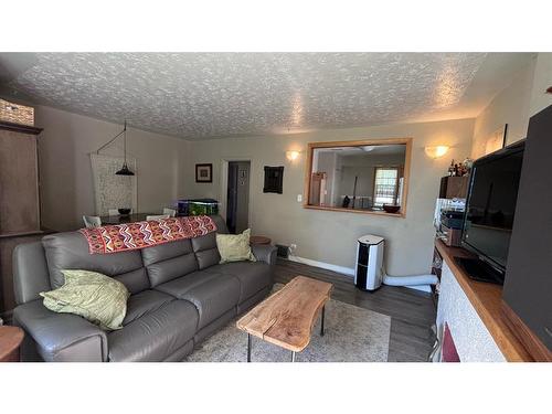 632 21 Street South, Lethbridge, AB - Indoor Photo Showing Living Room