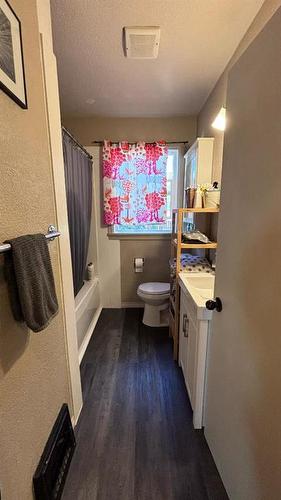 632 21 Street South, Lethbridge, AB - Indoor Photo Showing Bathroom