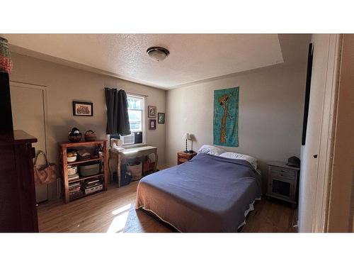 632 21 Street South, Lethbridge, AB - Indoor Photo Showing Bedroom