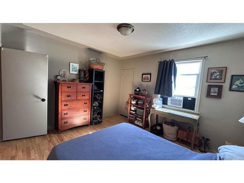 632 21 Street South, Lethbridge, AB - Indoor Photo Showing Bedroom