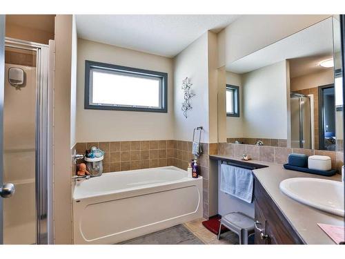 731 Florence Ho Leong Crescent North, Lethbridge, AB - Indoor Photo Showing Bathroom