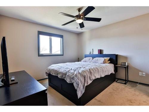 731 Florence Ho Leong Crescent North, Lethbridge, AB - Indoor Photo Showing Bedroom