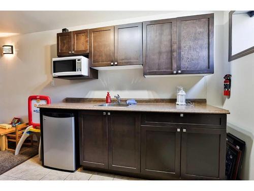 731 Florence Ho Leong Crescent North, Lethbridge, AB - Indoor Photo Showing Kitchen