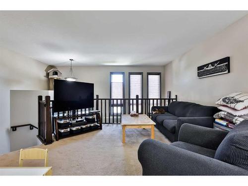 731 Florence Ho Leong Crescent North, Lethbridge, AB - Indoor Photo Showing Living Room