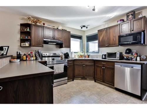 731 Florence Ho Leong Crescent North, Lethbridge, AB - Indoor Photo Showing Kitchen With Double Sink