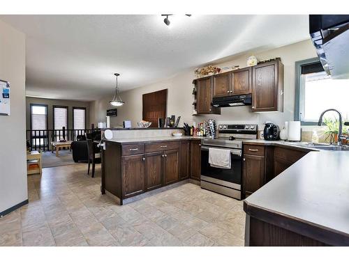 731 Florence Ho Leong Crescent North, Lethbridge, AB - Indoor Photo Showing Kitchen