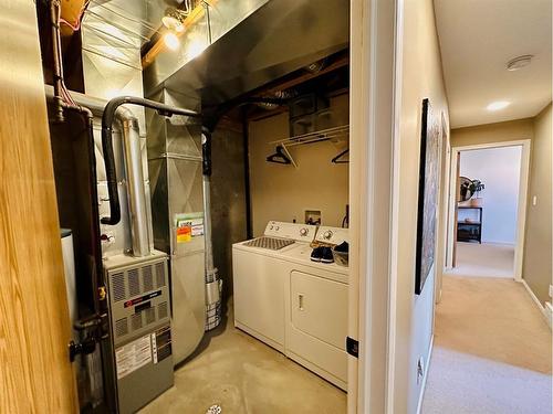 4-324 Highlands Boulevard West, Lethbridge, AB - Indoor Photo Showing Laundry Room