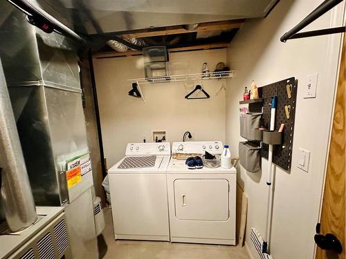 4-324 Highlands Boulevard West, Lethbridge, AB - Indoor Photo Showing Laundry Room