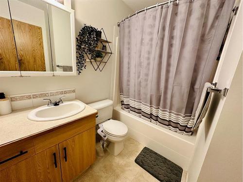 4-324 Highlands Boulevard West, Lethbridge, AB - Indoor Photo Showing Bathroom