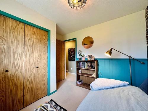 4-324 Highlands Boulevard West, Lethbridge, AB - Indoor Photo Showing Bedroom