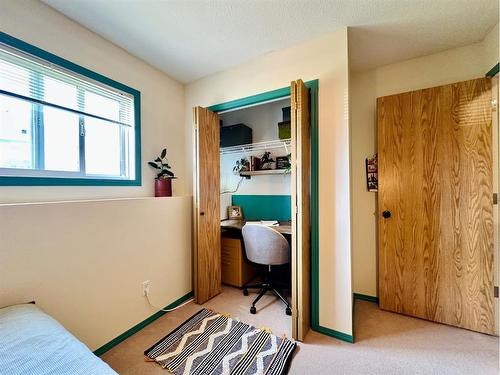 4-324 Highlands Boulevard West, Lethbridge, AB - Indoor Photo Showing Bedroom