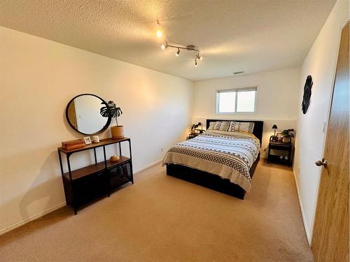 4-324 Highlands Boulevard West, Lethbridge, AB - Indoor Photo Showing Bedroom