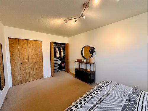 4-324 Highlands Boulevard West, Lethbridge, AB - Indoor Photo Showing Bedroom