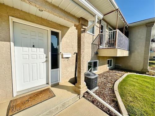 4-324 Highlands Boulevard West, Lethbridge, AB - Outdoor With Exterior