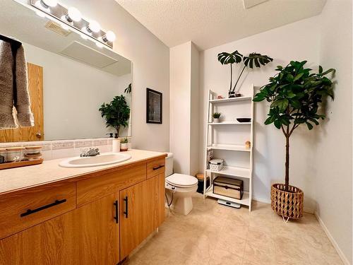 4-324 Highlands Boulevard West, Lethbridge, AB - Indoor Photo Showing Bathroom