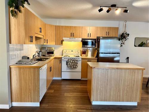 4-324 Highlands Boulevard West, Lethbridge, AB - Indoor Photo Showing Kitchen