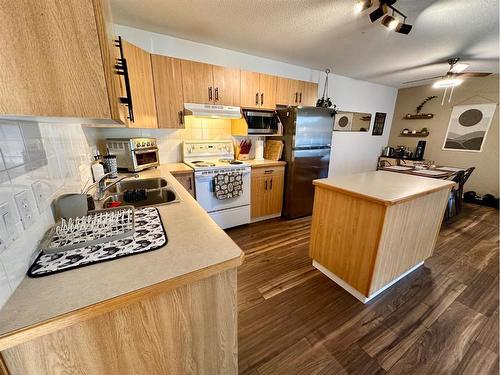 4-324 Highlands Boulevard West, Lethbridge, AB - Indoor Photo Showing Kitchen With Double Sink