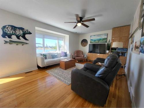 8 Mountain Vista Drive, Hill Spring, AB - Indoor Photo Showing Living Room