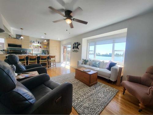 8 Mountain Vista Drive, Hill Spring, AB - Indoor Photo Showing Living Room