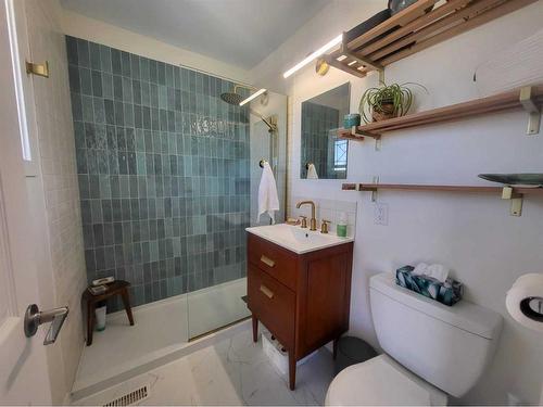 8 Mountain Vista Drive, Hill Spring, AB - Indoor Photo Showing Bathroom