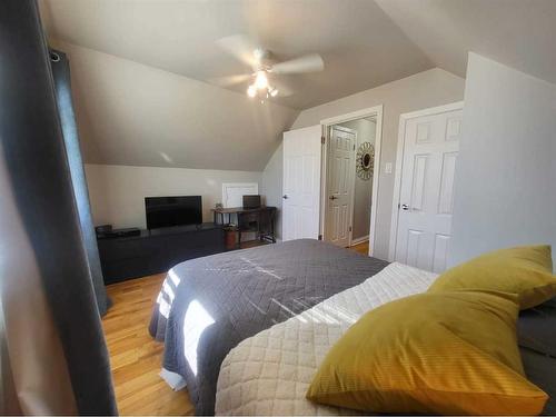 8 Mountain Vista Drive, Hill Spring, AB - Indoor Photo Showing Bedroom