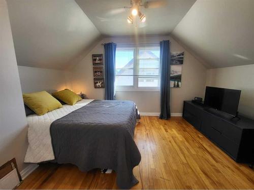 8 Mountain Vista Drive, Hill Spring, AB - Indoor Photo Showing Bedroom